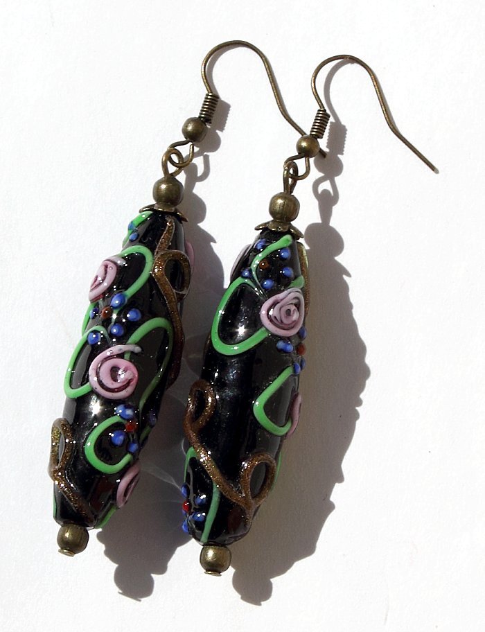 Multicolored earrings with floral embossed motifs:"Alambra" - Black