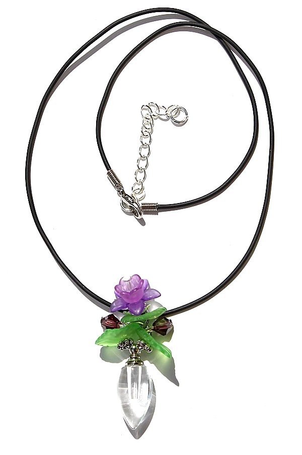 Pendant with a glass drop adorned with a small flower and leaves: "Fleurette" - Purple