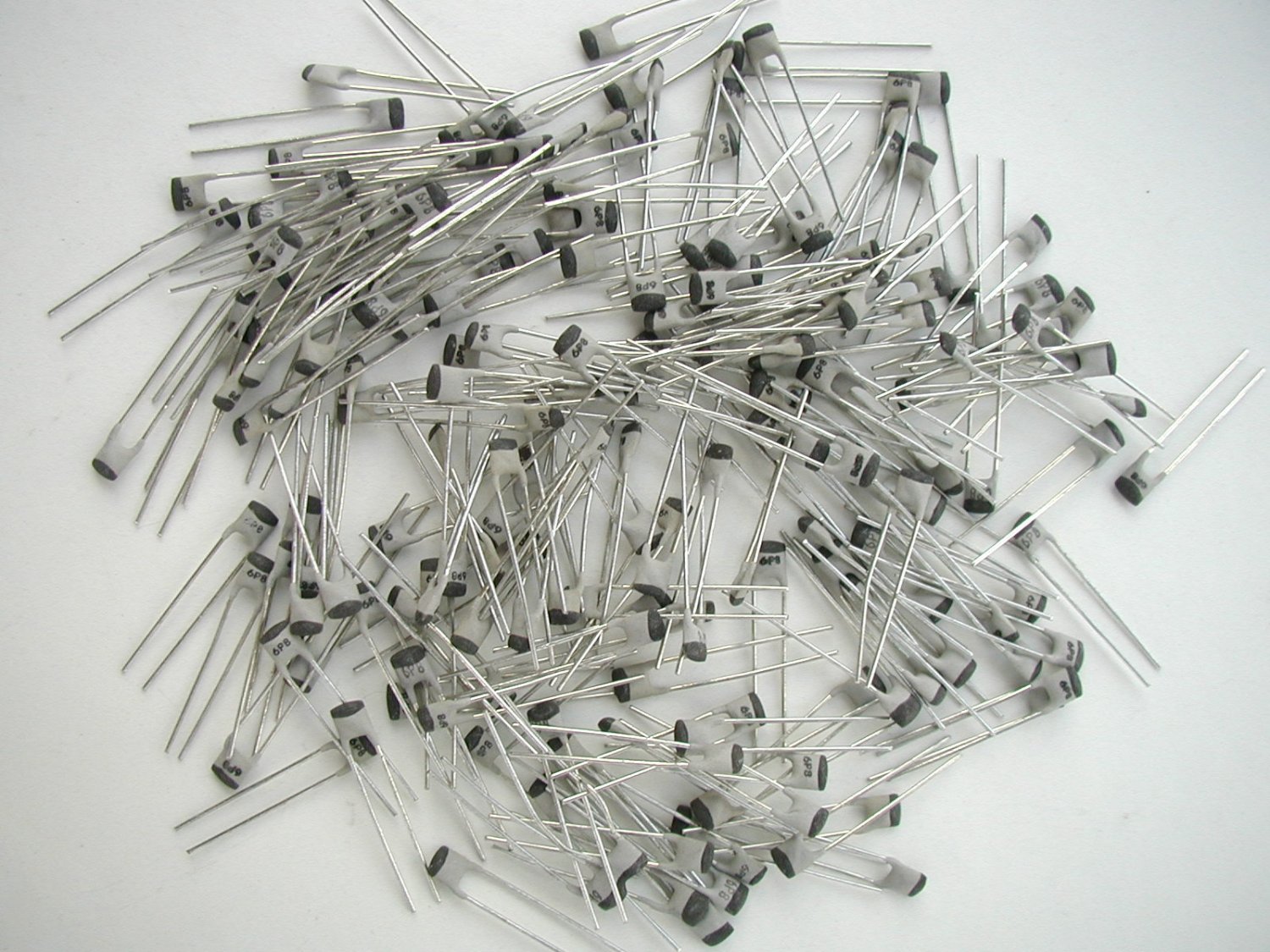 200 x 6.8pF 100v Mullard 632 Ceramic Plate Capacitors JOB LOT