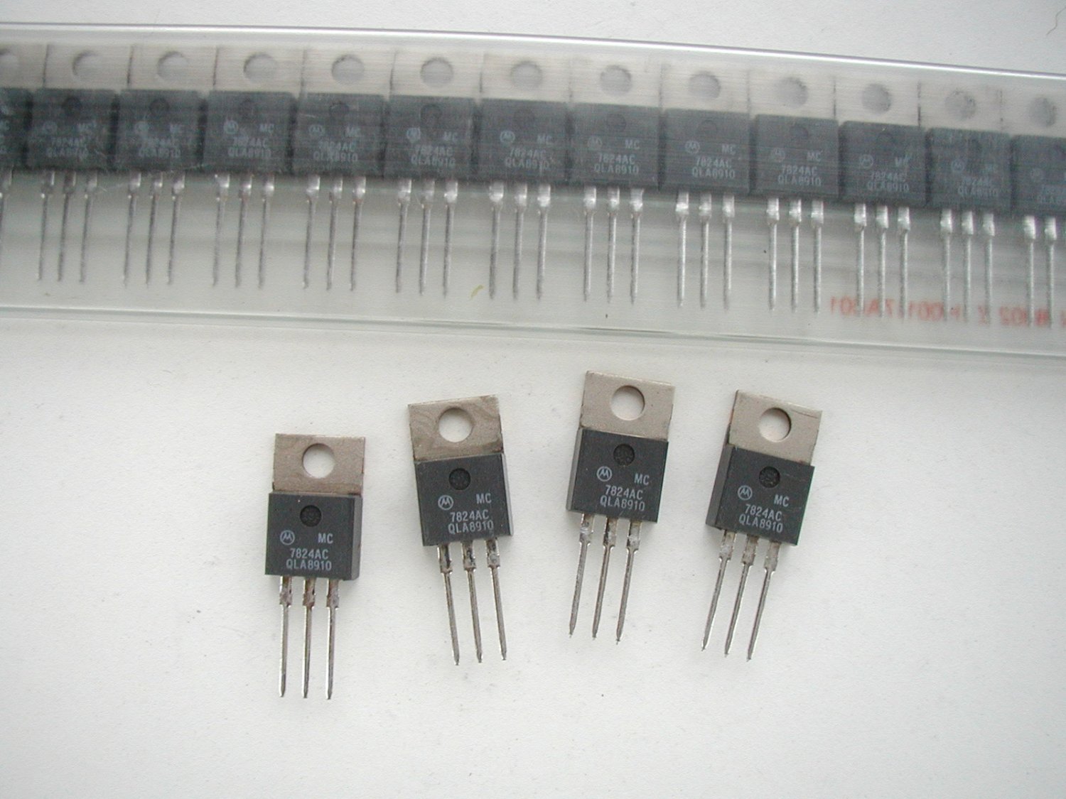 30 x 7824 +24v 1A Positive Voltage Regulator Motorola / NEC TO220 case JOB LOT