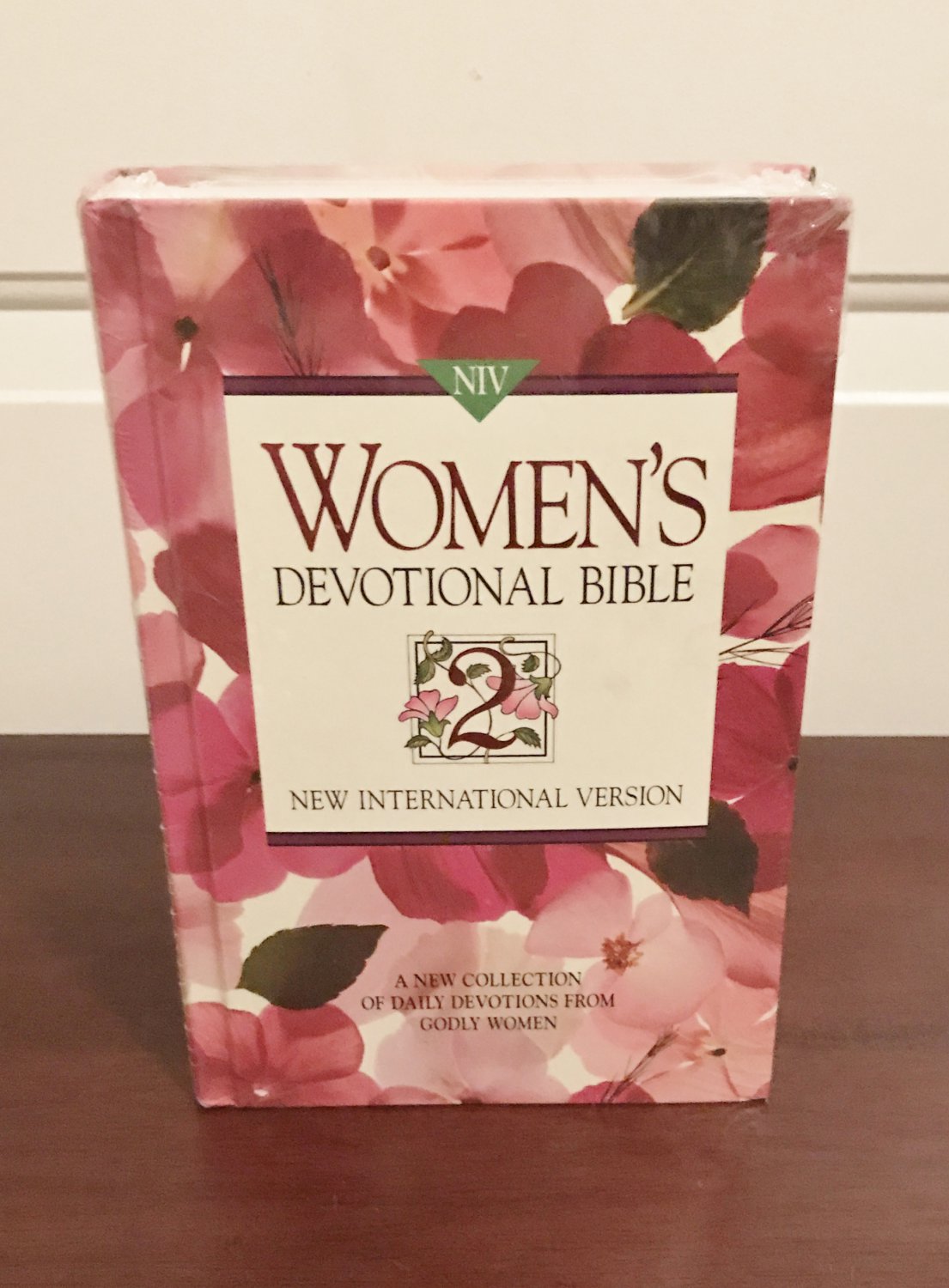 Womens Devotional Bible 2 International Version Hardcover Book T Newsealed