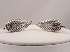 VINTAGE EARRINGS Elegant Silvery Lacy Leaf Design Coro clips