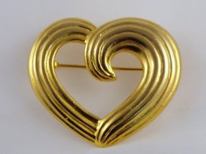 VINTAGE PIN BROOCH Gorgeous Open Swirl Heart Ridged Goldtone Sweet