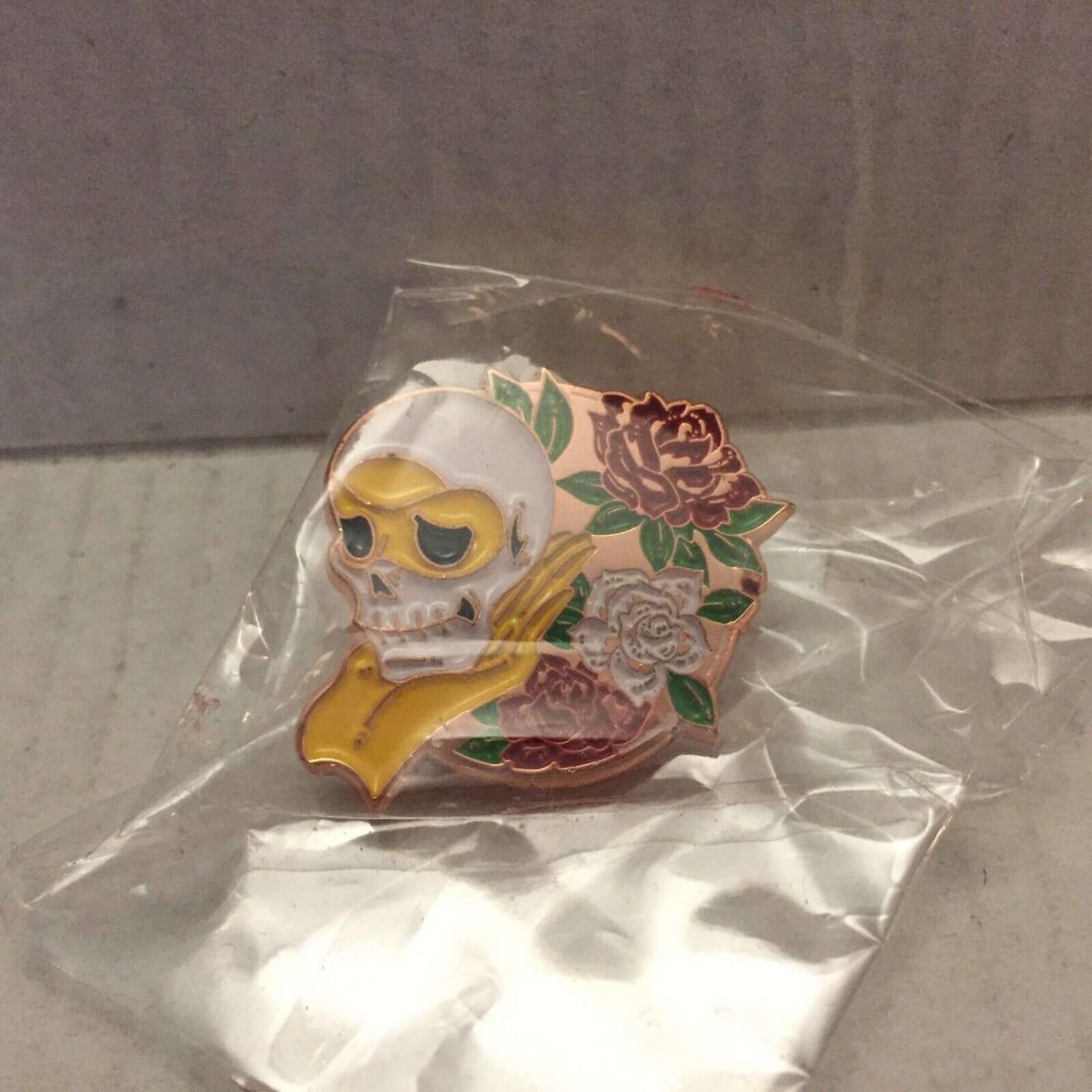 New Skull & Roses 1'' Enamel Pi