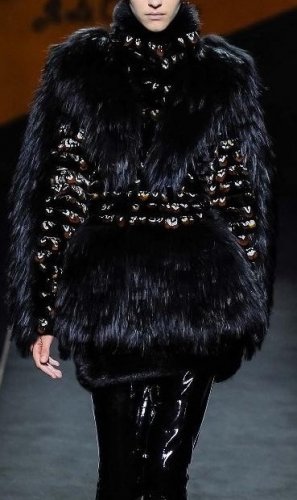 Tailoring of fur coats and jackets made of leather with fur .