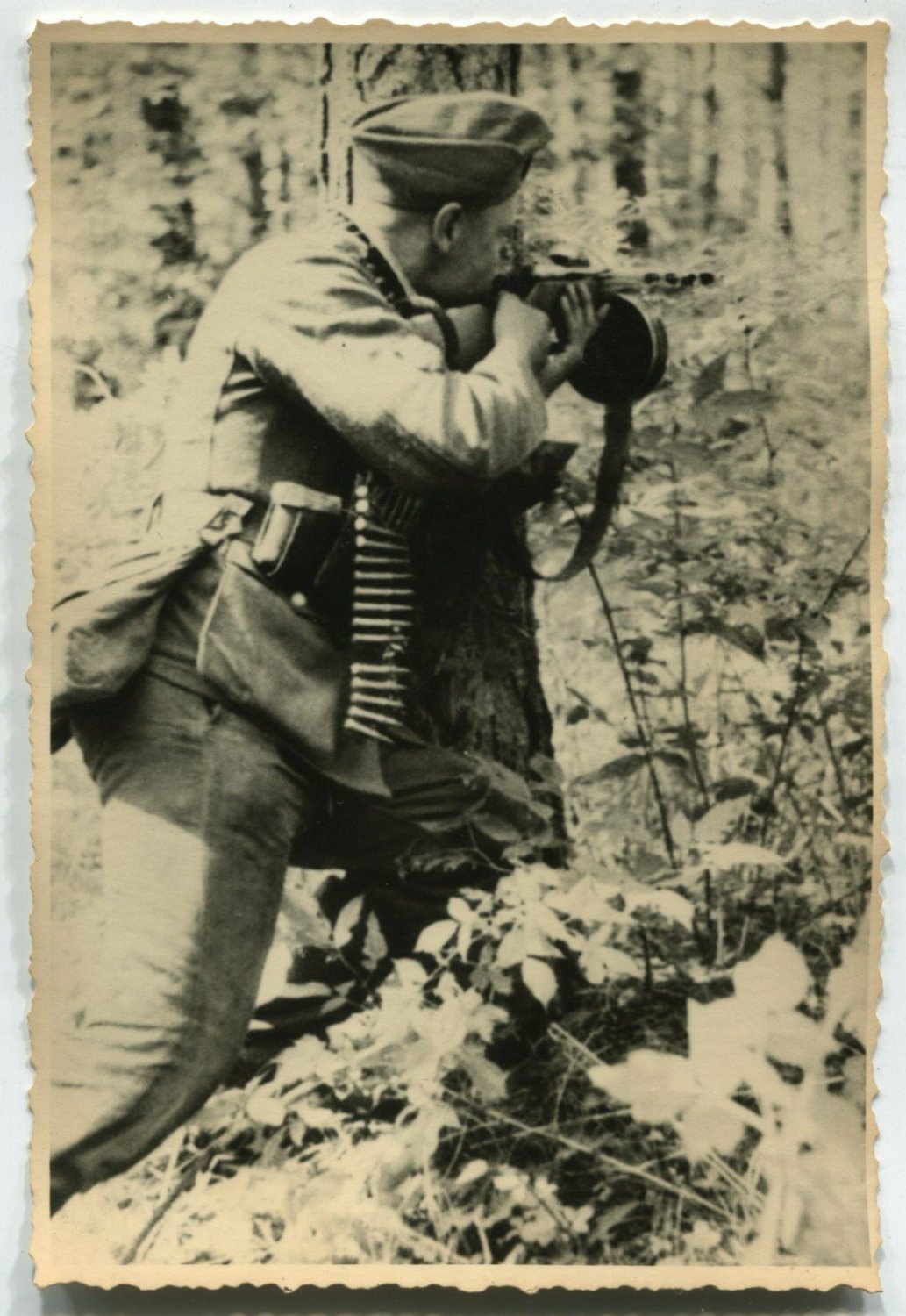 German WWII Photo Wehrmacht Soldier using Russian PPSh-41 Gun 01287