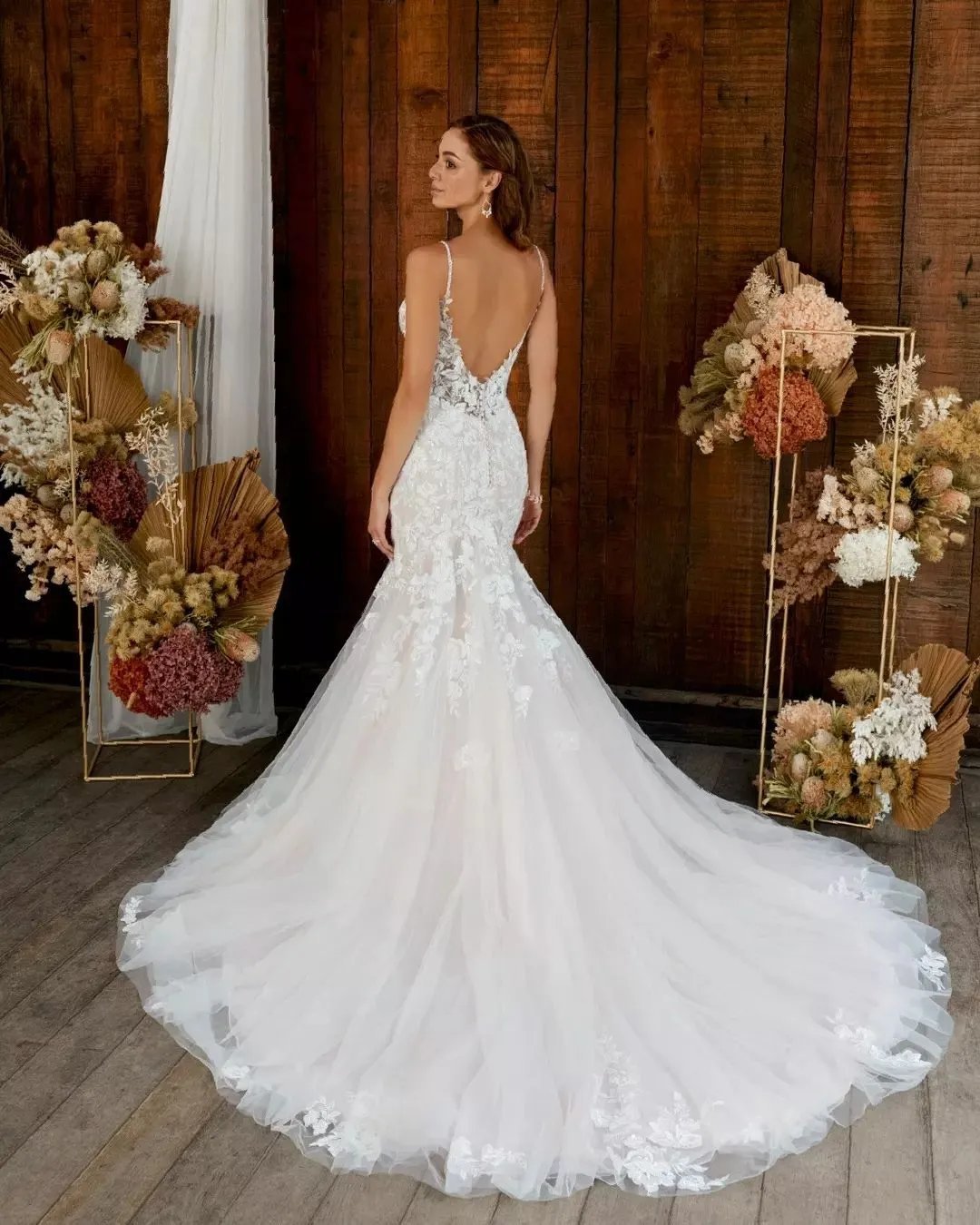 Lace Backless Wedding Dresses Appliqued Bridal Gowns Scoop Neckline Plus Size Sweep Train Tulle