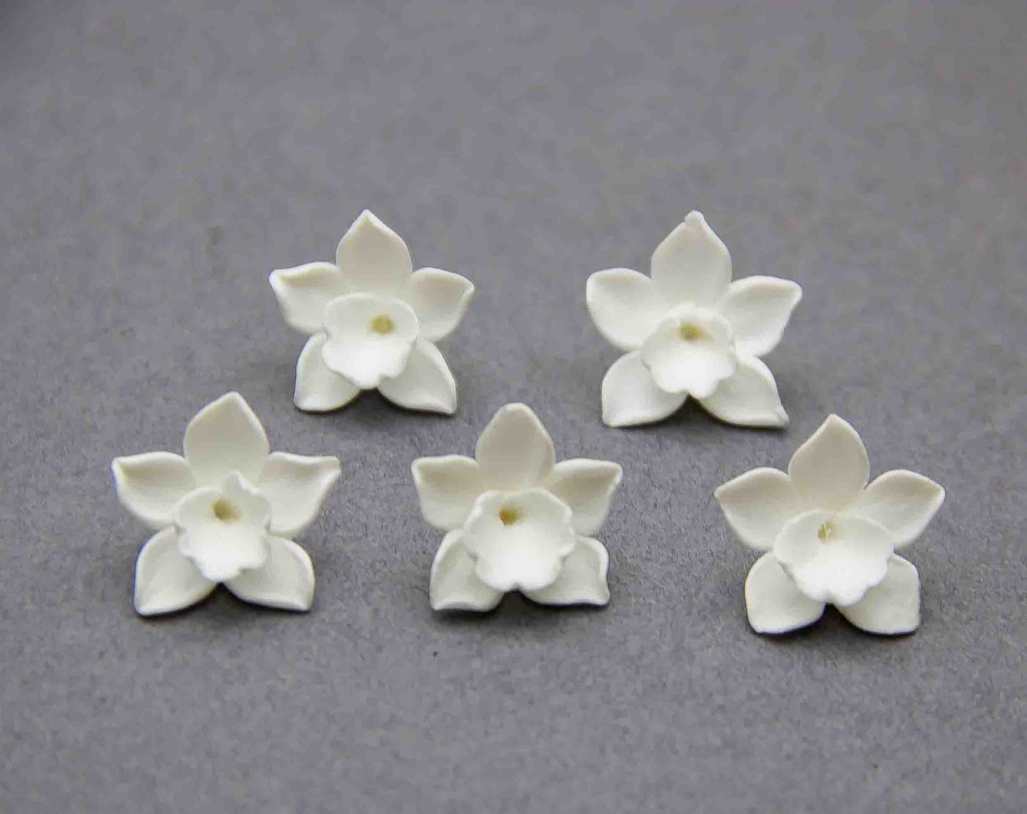 White Clay Flower Vanilla Beads 0,6" ( 1.5 cm), Floral beads making jewelry