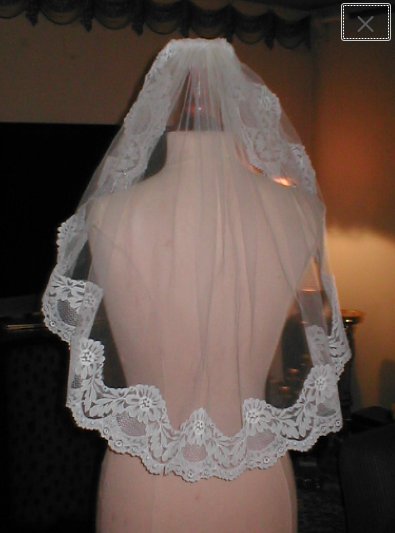 Vintage SHORT diamond-white Chantilly Lace Mantilla Bridal Veil