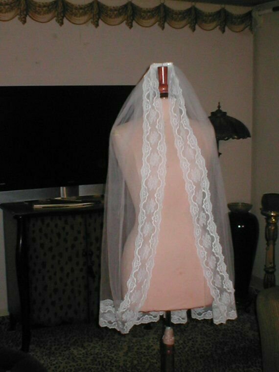 Vintage finger-tip length Lace Mantilla Bridal Veil off-white