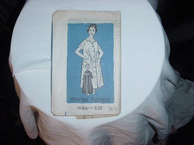 9066 Medium Printed Pattern 14 1/2 Duster Robe 1950s 1960s   41