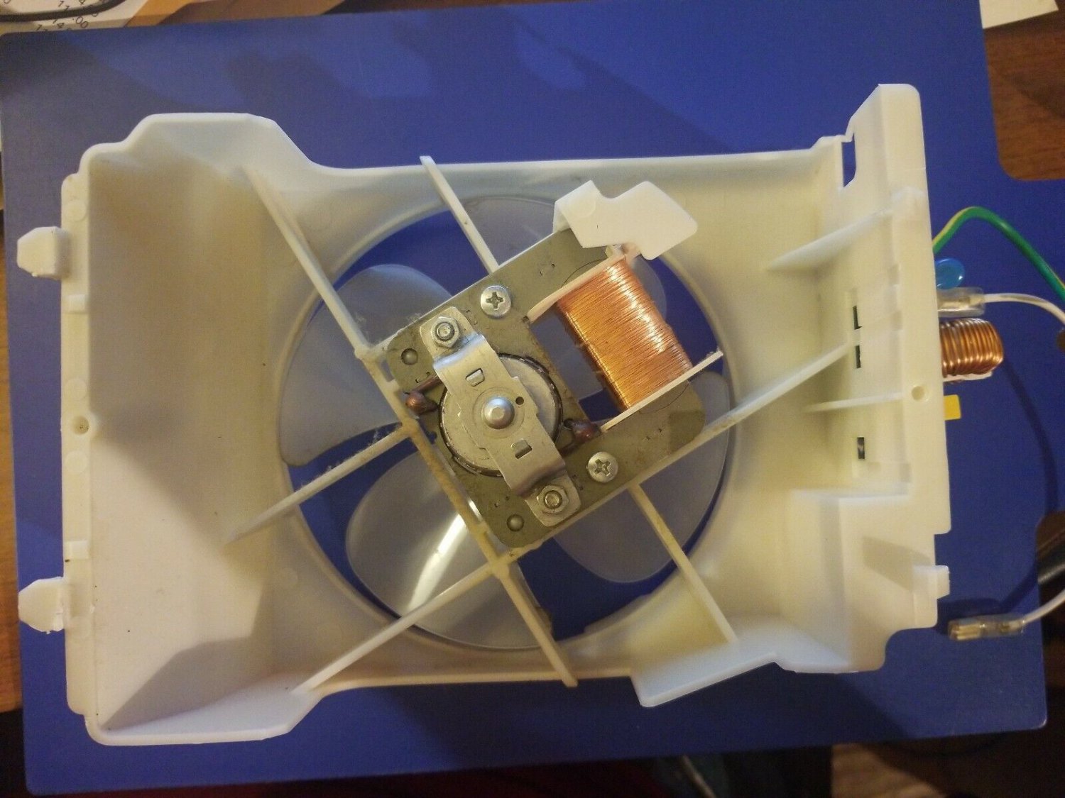 EMERSON MW8121SL MICROWAVE COOLING FAN AND SHROUD Assembly