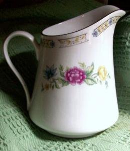 LILING ROSE PATTERN CREAMER