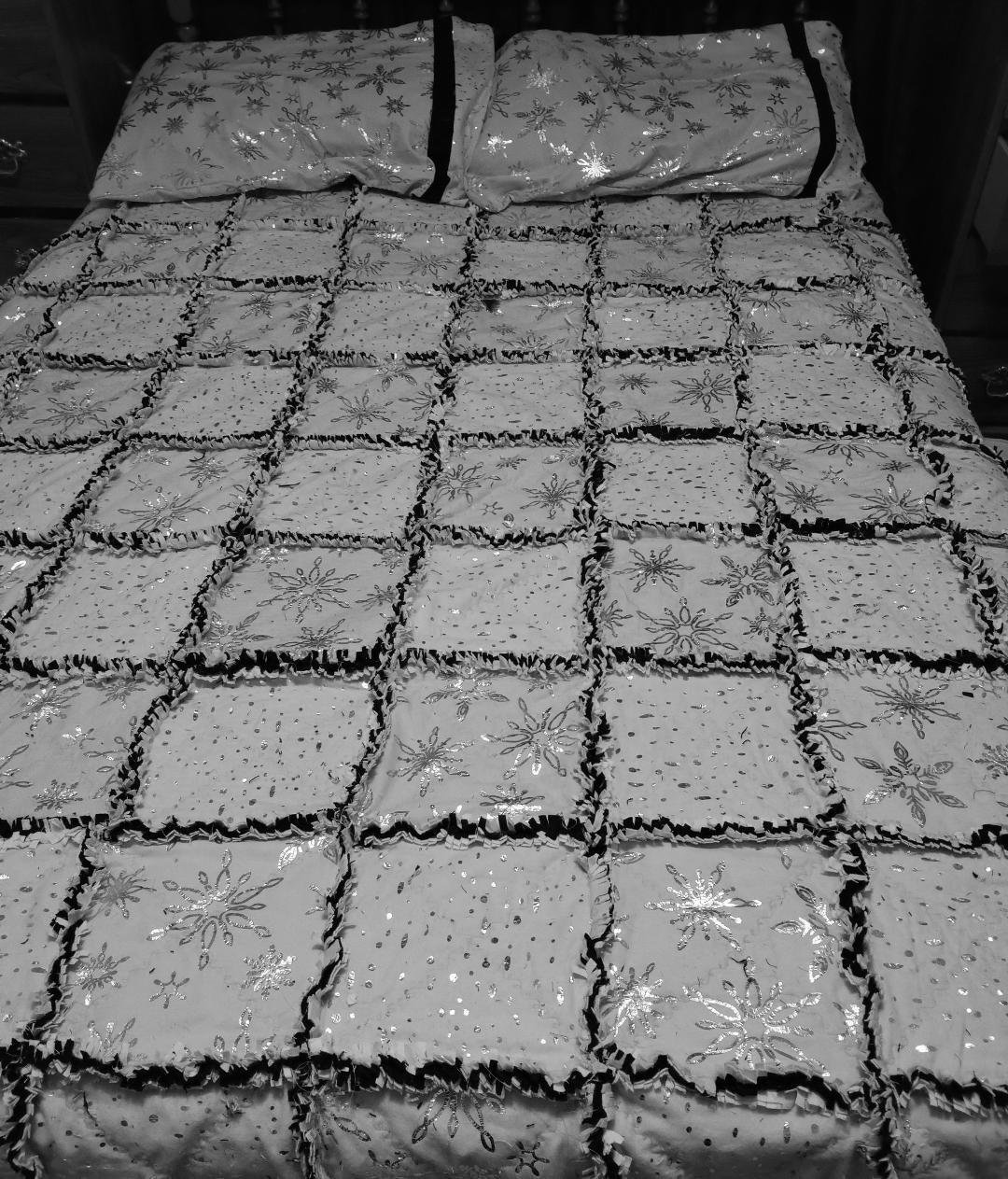 Full Size Rag Quilt Soft Gray Snuggle Flannel with Foil Overlay 80 x 80+ Cases