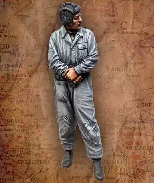 1/35 Resin Figure Model Kit Soviet Tankman WWII WW2 Unpainted Unassambled