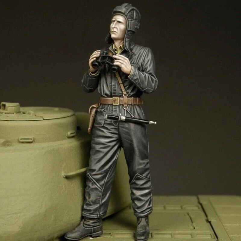 1/35 Resin Figure Model Kit Soviet Soldier Tankman WWII Unpainted Unassambled