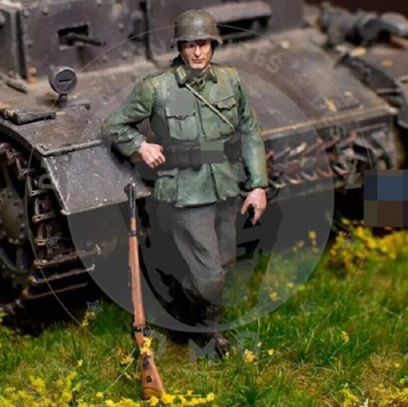 1/35 Resin Figure Model Kit German Soldier Infantryman Wehrmacht WWII Unpainted