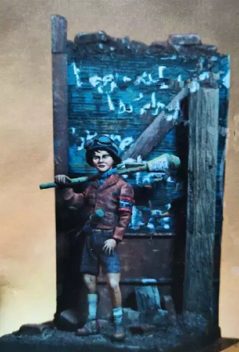 1/35 Resin Figure Model Kit Boy with a Grenade with Base WWII WW2 Unpainted