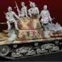 1/35 Resin Figure Model Kit The Soldiers (no Tank) WWII Unassambled Unpainted