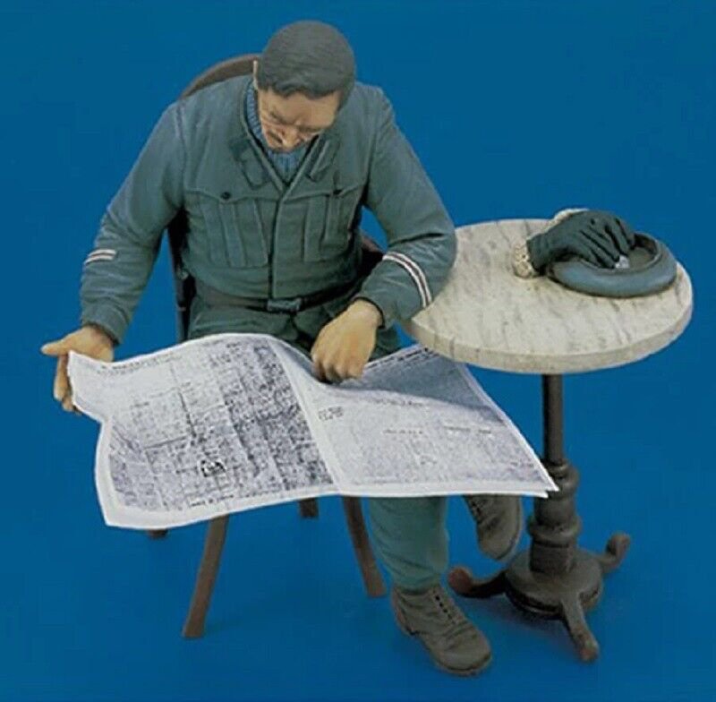 1/16 Resin Figure Model Kit Italian Soldier Officer (no map) WWII Unpainted