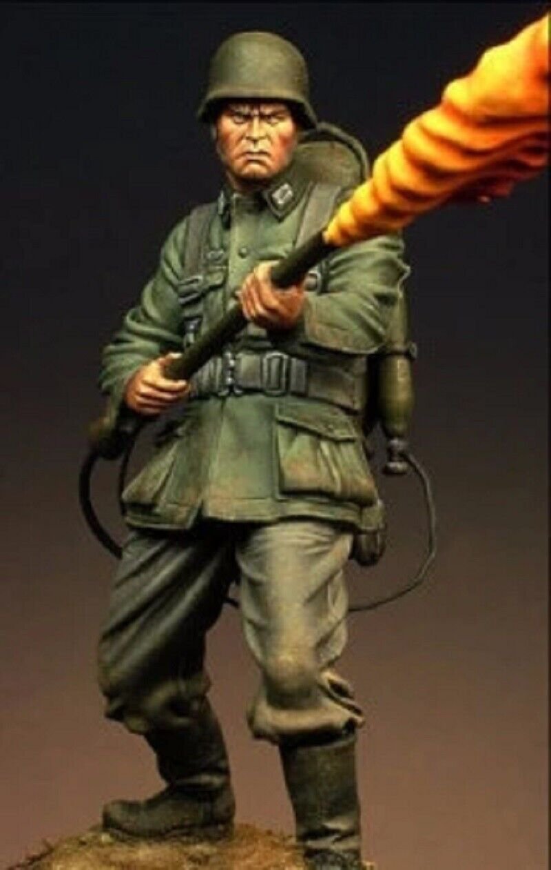 1/24 Resin Figure Model Kit German Soldiers Flamethrower WWII WW2 Unpainted