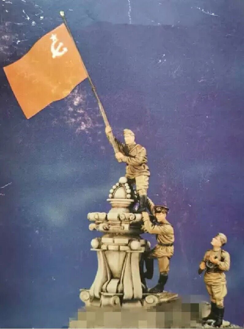 1/35 Resin Figure Model Kit Battle for Berlin 3 figures with base WWII Unpainted