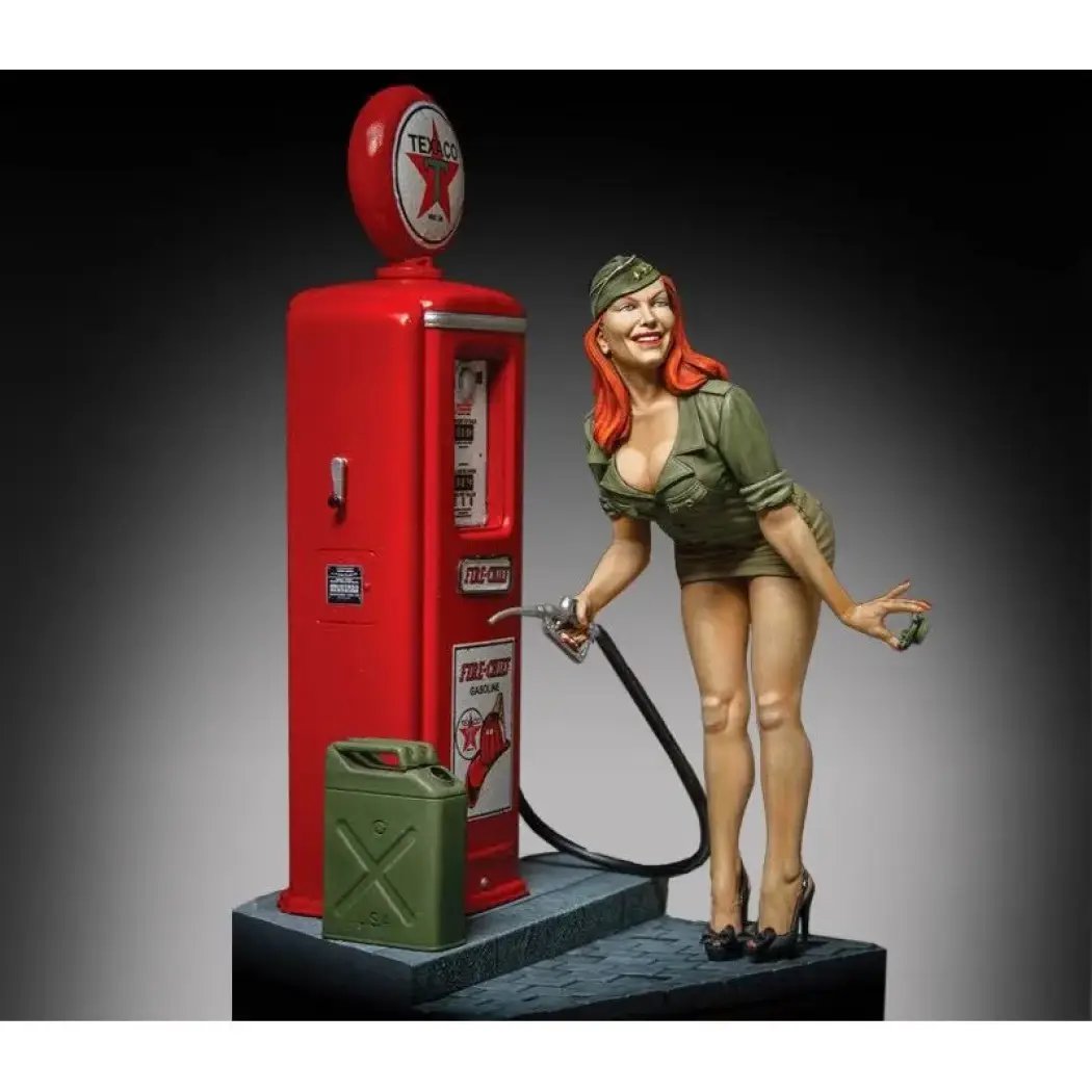 1/35 Resin Model Kit US Army Beautiful Girl Refueler Pin Up WW2 Unpainted