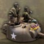 1/35 2pcs Resin Model Kit US Soldiers Tank Crew + tank & cola WW2 Unpainted
