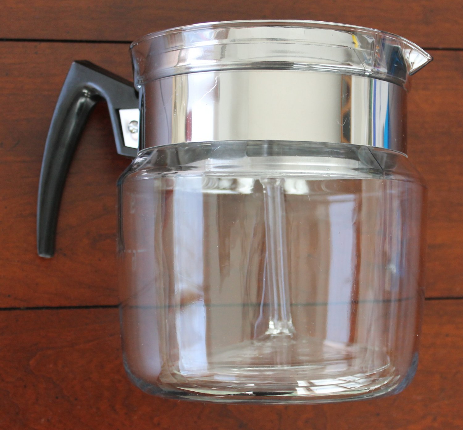Vintage 9 cup Pyrex percolator 8859B. later model with bakelite
