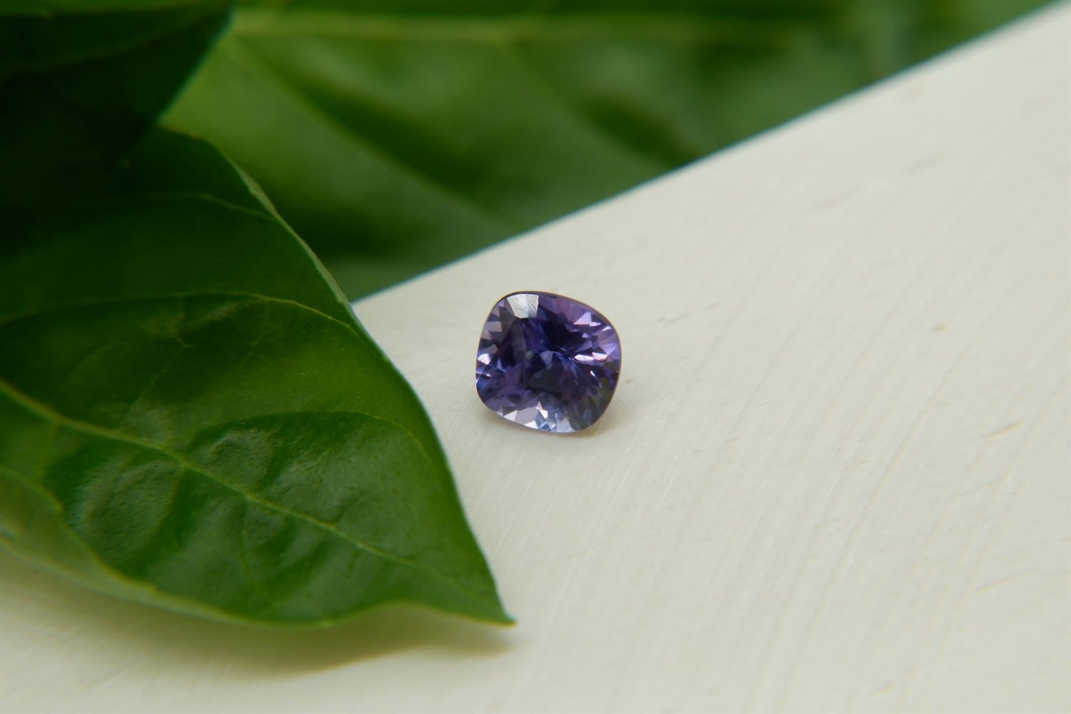 0.95 ct  Vivid blueish Violet Sapphire, handcrafted cut premium handcrafted oval checkerboard, oval 