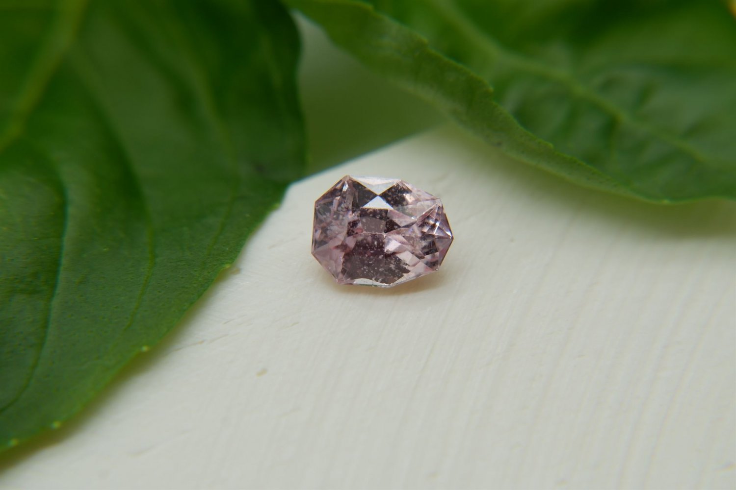 1.20 ct  pinkish-Orange Sapphire, handcrafted cut premium handcrafted oval checkerboard, oval cut Sr