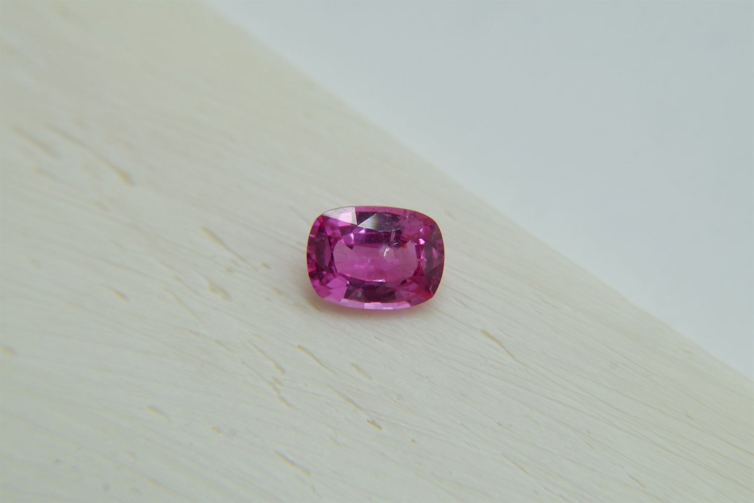 1 ct  Vivid orangish-Pink Sapphire premium handcrafted designer cut, brilliance rectangular cut Sri 