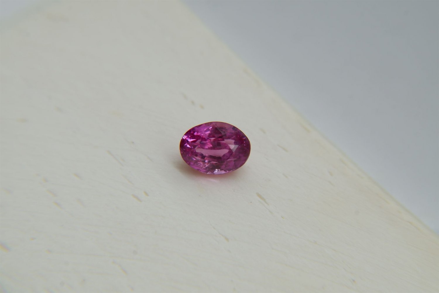0.997 ct IGL PREMIUM: Vivid Red-Pink Sapphire, padparadscha-like premium handcrafted designer cut, b