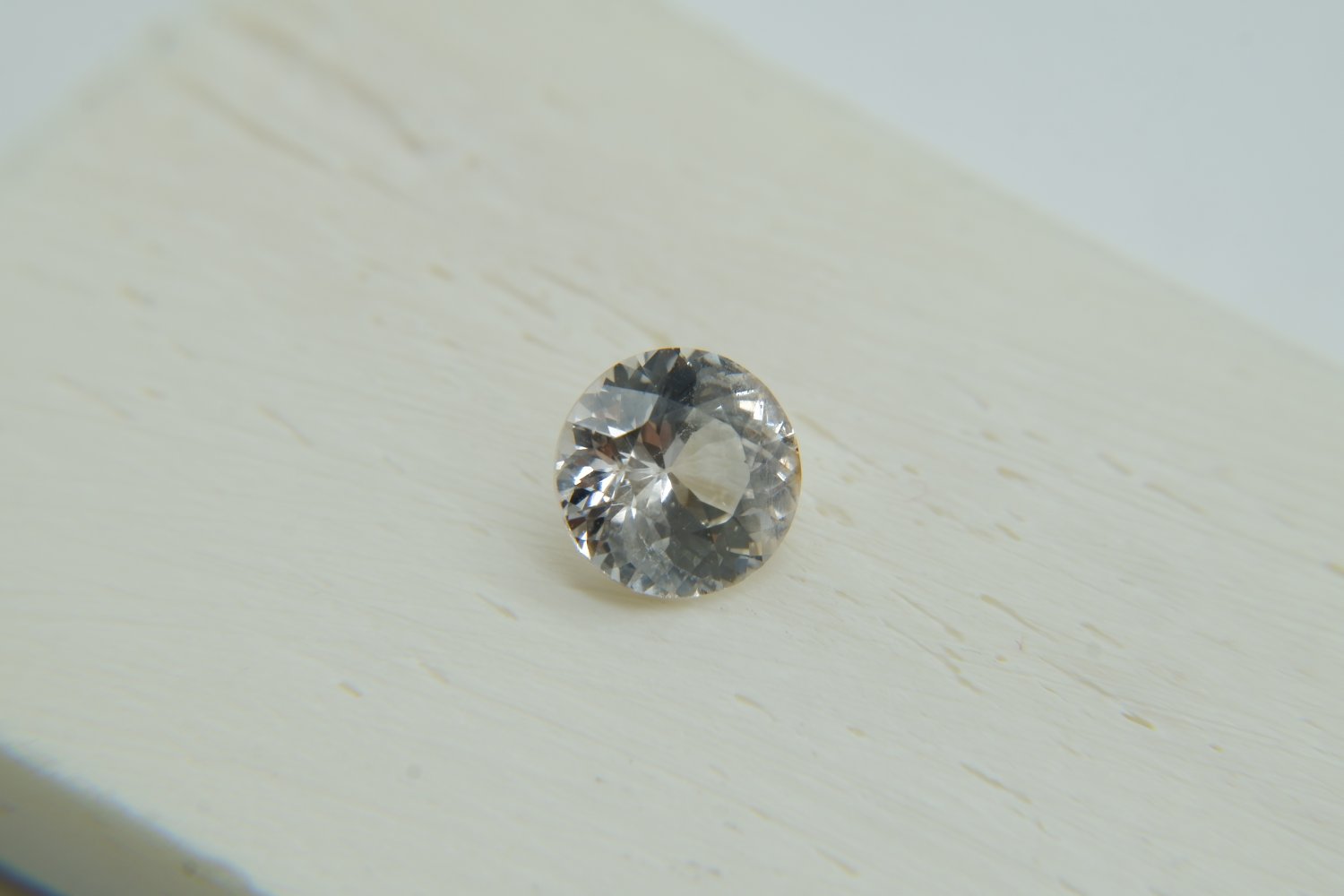 IGL PREMIUM: Vivid Crisp White Sapphire, diamond like premium handcrafted round cut, brilliance roun
