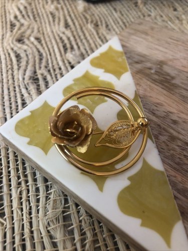 Vintage Signed Sarah Coventry Brooch Pin Retro Gold Tone Rose & Leaf Circles