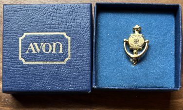 Vintage Avon Calling Door Knocker Gold Tone Service Lapel Pin in Original Case