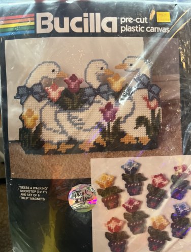 VINTAGE BUCILLA PLASTIC CANVAS "GEESE A WALKING" DOORSTOP & MAGNET KIT #5967 NIP
