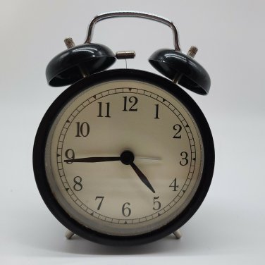 DEKAD Analog Alarm Clock Desk Table Bedroom Quartz Movement Battery Op - Black