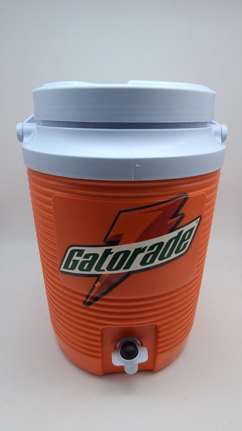 GATORADE Rubbermaid 2 Gallon Drink Dispenser Cooler Jug w/ Spout/Spigot/ Handle