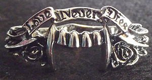 Hot Topic Rock Rebel Love Never Dies Two Finger Ring  Rose and Fangs - Size 9