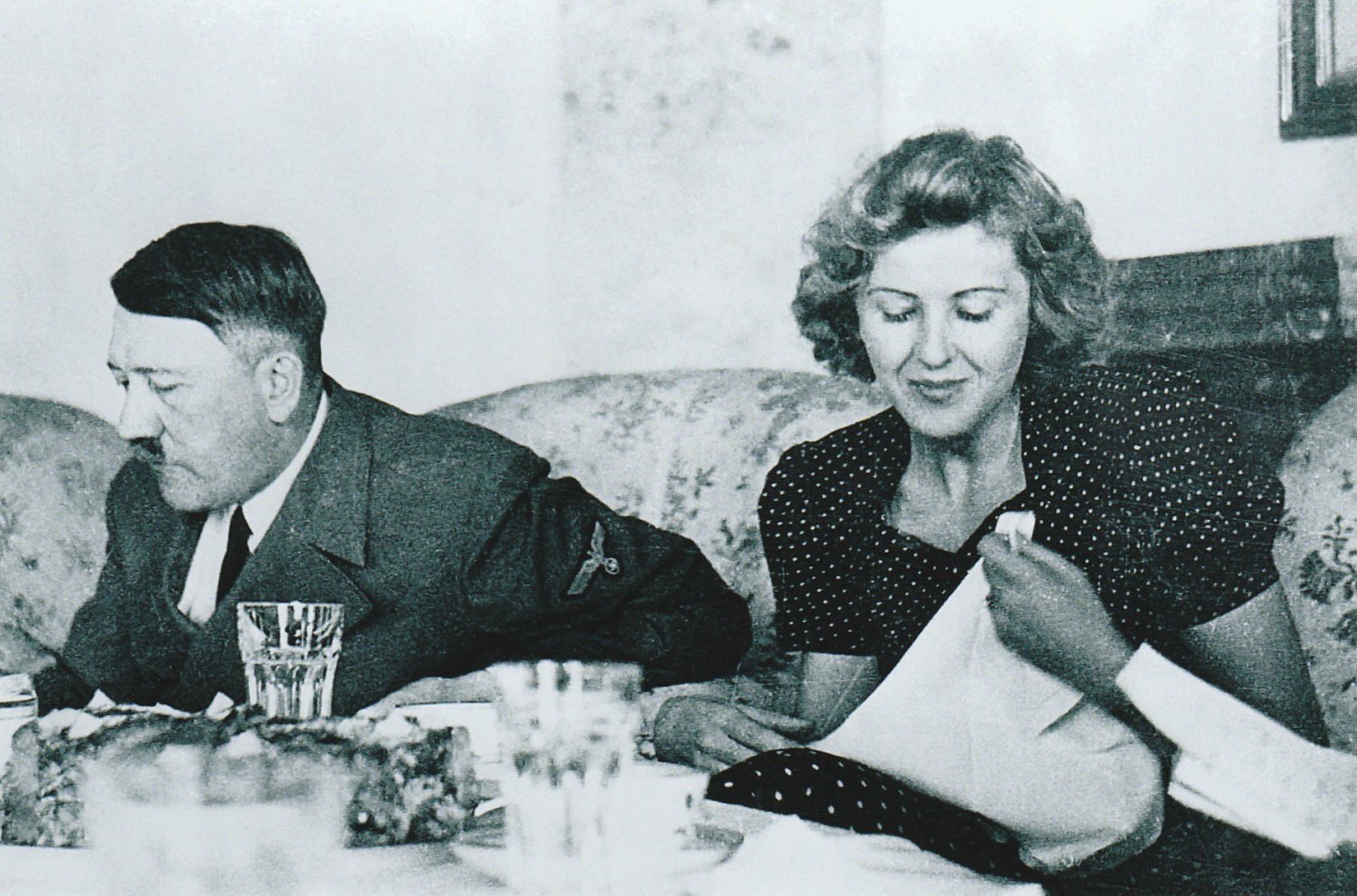 GERMAN WW2 Photo-- Adolf Hitler  + Eva Eating