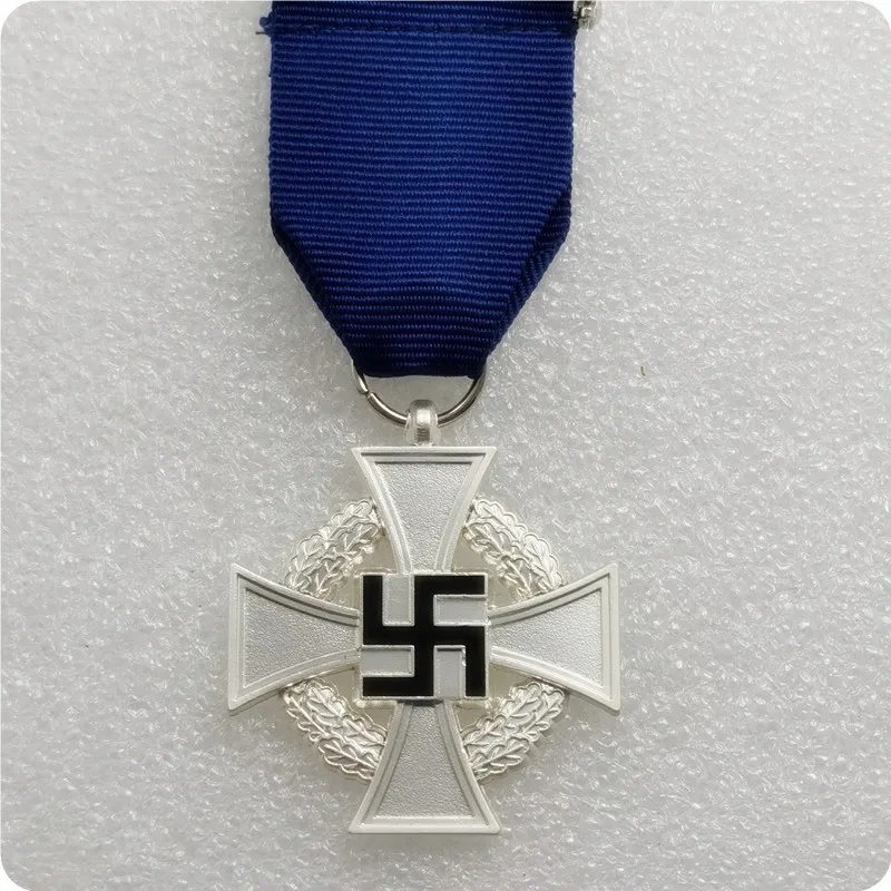 German WW2 Swastika Medal   64f5de510fead 575911b 