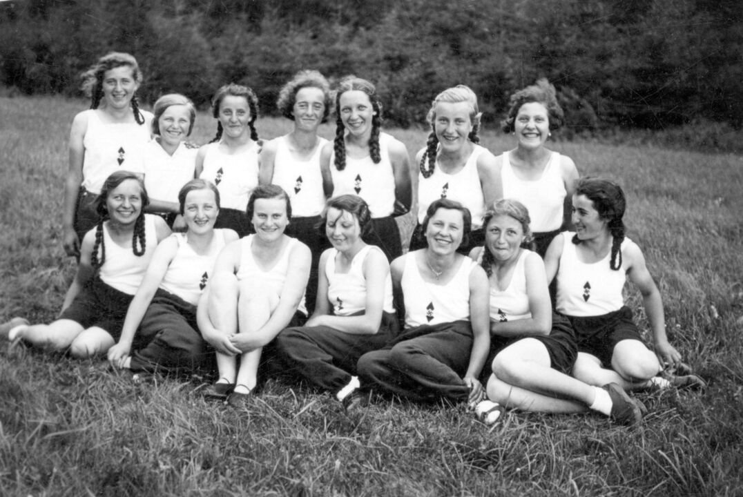 German WWII Photo -  Bdm  League German Girls