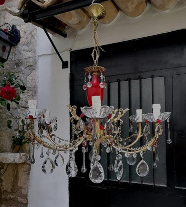 A beauty in red, with 6 light points, not a small chandelier. Vintage. Italy