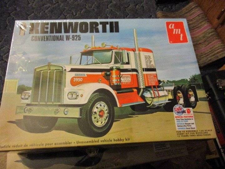 Maquette Kenworth Conventional W-925 AMT 1/25 – Camion Américain, Blanc/orange/noir