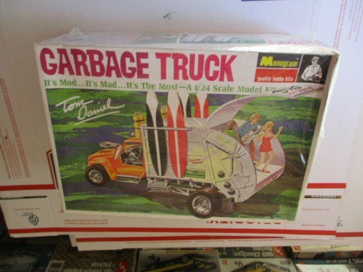 Monogram Garbage Truck 1/24 scale