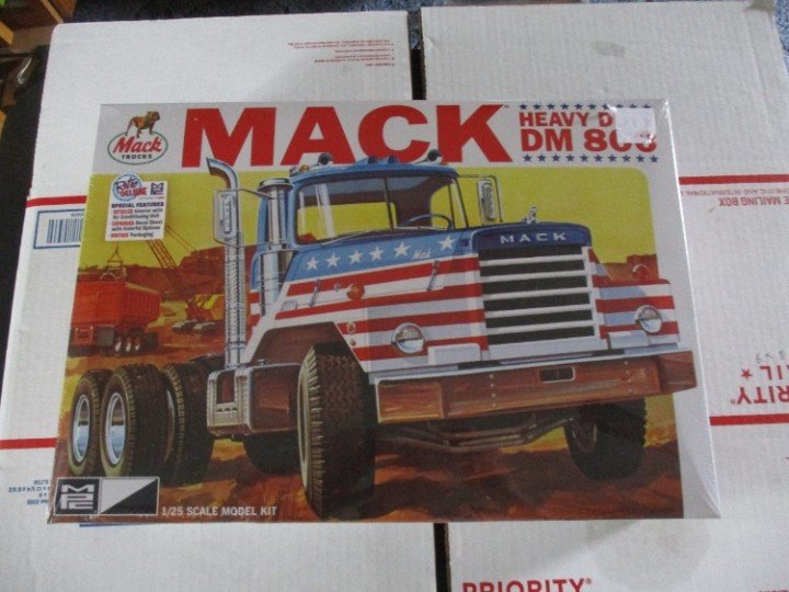 MPC MACK Heavy Duty DM600 TRACTOR 1/25 SCALE