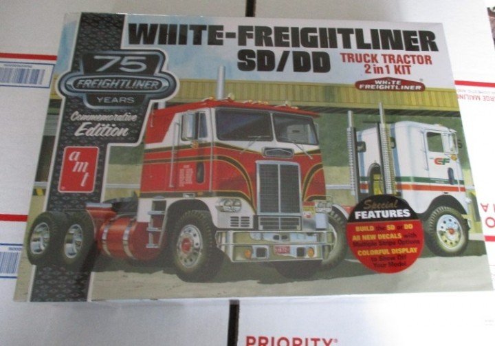 AMT White Freightliner 2-in-1 SD/DD Cabover 75th Anniv. 1/25 scale