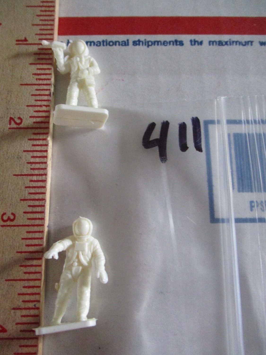 TWO (2) ASTRONAUT FIGURE SCALE UNKNOWN PACKAGE # 411