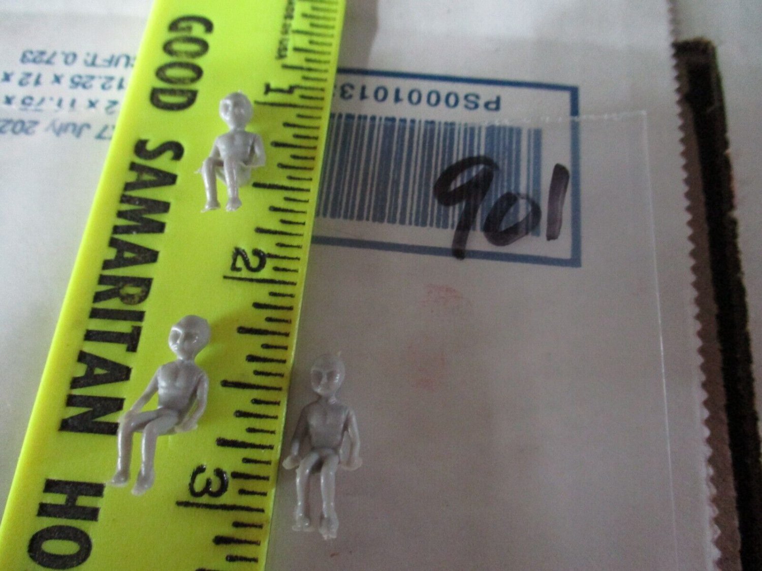 THREE (3) ALIEN FIGURES SCALE UNKNOWN PACKAGE # 901
